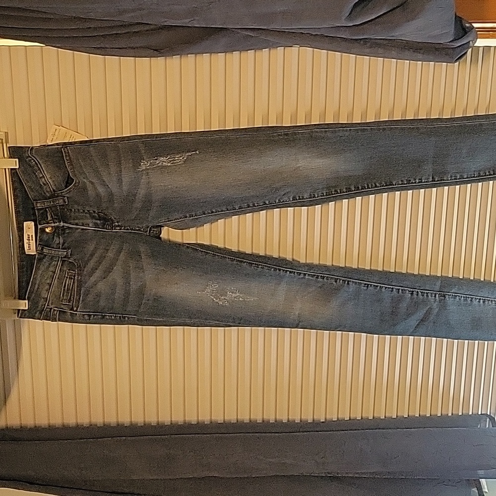 Insider jeans size0 with spandex. Frayed bottom details.
